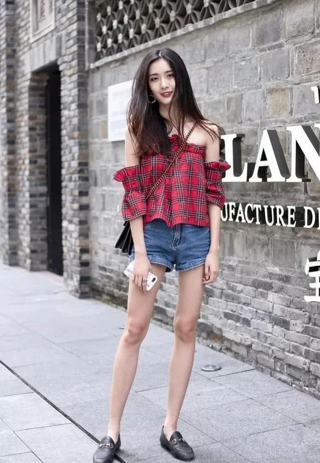 街拍:美女身穿吊带长裙,素雅的色调清新温婉,尽显优雅靓丽美