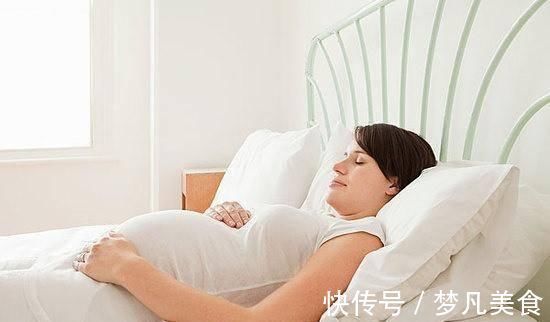 子宫|孕期平躺睡易导致胎儿缺氧、发育缓慢，睡姿不对，伤害胎儿健康