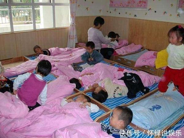 午睡|探望完幼儿园午睡场景后,告诫各位宝妈别再给孩子买这样的衣服!