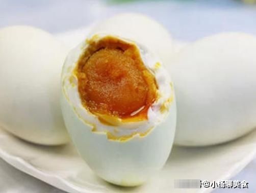 咸鸭蛋怎么腌才好吃？这个方法老妈用了40年，个个不咸还起沙流油