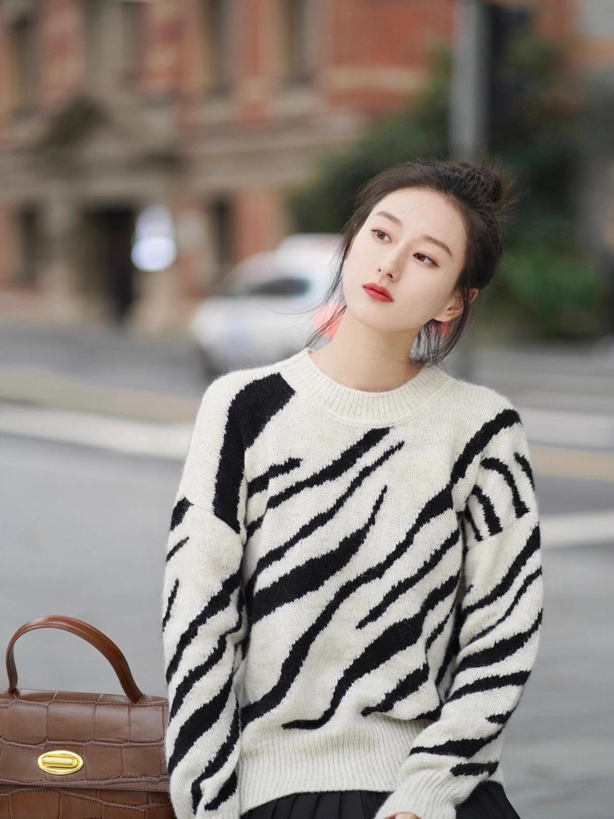 灰绿色 讲真,毛衣才是冬季穿搭的王者单品,柔软舒适又保暖,谁穿都好看