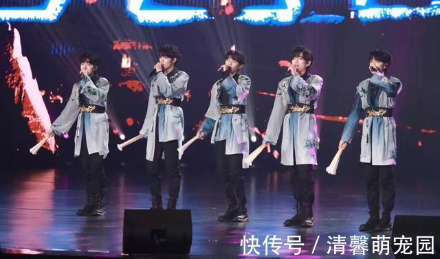 年末晚會變尷尬現(xiàn)場：座位插熒光棒充當(dāng)觀眾，七大獎無人到場領(lǐng)取