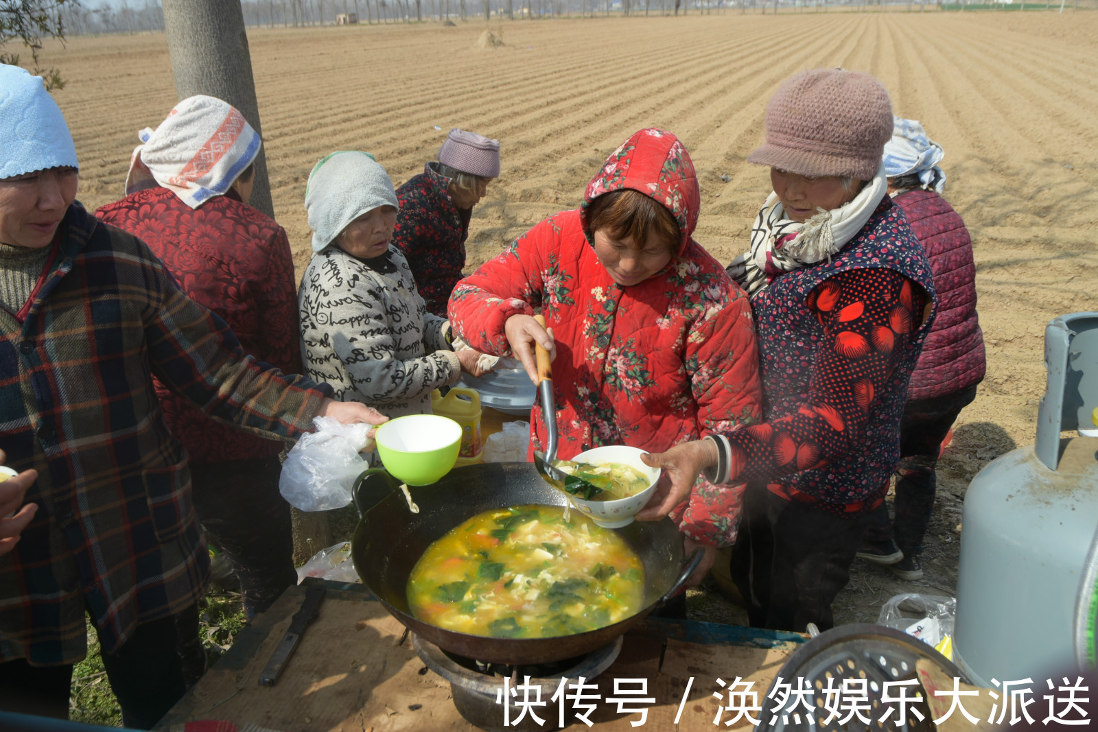 农村难得一见的大锅饭，一手捏3个馒头蹲地吃，场面壮观