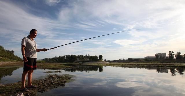 有一些鱼竿，野钓用着拍手叫好，一到黑坑就被人唾弃