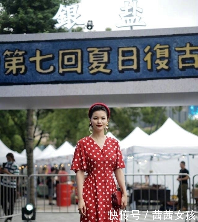 搭配|小姐姐修身版波点连衣裙,给人的感觉,却是很复古很港风