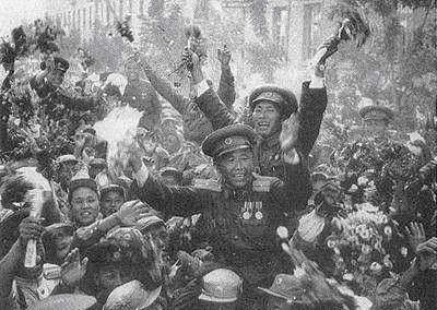 佯装|有史以来最牛的战俘：朝战不幸被俘，却佯装投敌，后炸掉美军飞机