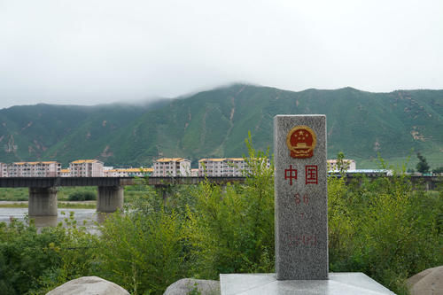 吉林延边隔江看朝鲜，有高楼也有农村矮房，带着浓浓的田园风情