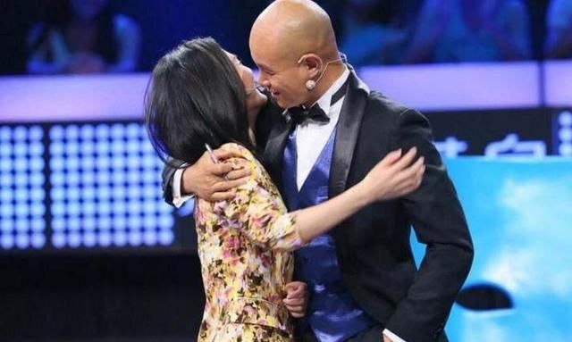 鬼才乐嘉：被“封杀”5年后，住豪宅开豪车养名犬，比以前更潇洒