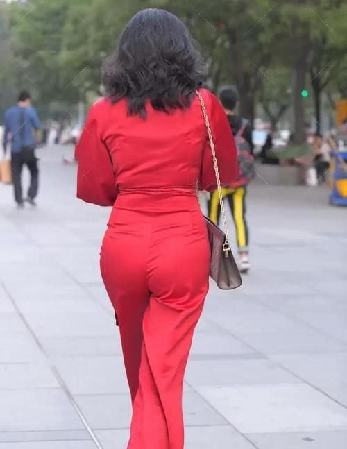 搭配|动人心扉的瑜伽裤装扮增添沉稳气质，舒适大方又显气质，清爽时髦