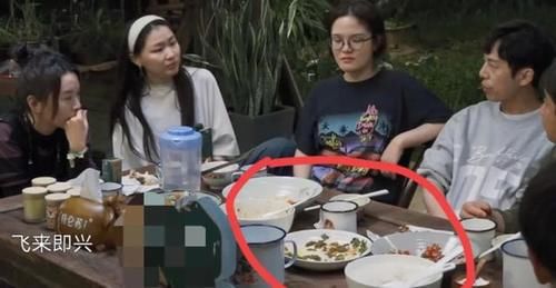 黃磊|張藝興在蘑菇屋第一次掌勺，何炅頻頻點(diǎn)頭認(rèn)可，不料金靖卻露餡了