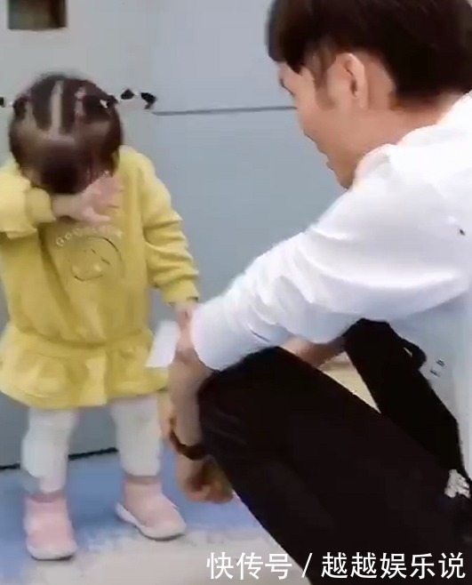捂脸|小女孩翻垃圾桶被爸爸训斥,伤心捂脸大哭,网友:天线都哭歪了