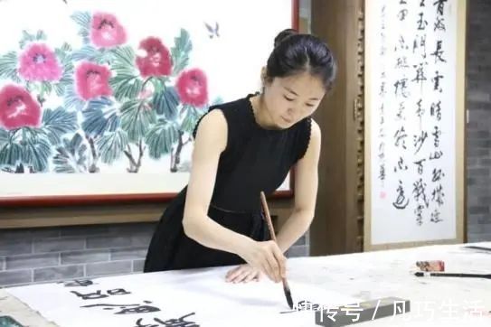 书法家!她是90后美女,书法功力深厚,成签约艺术家,前途无量!