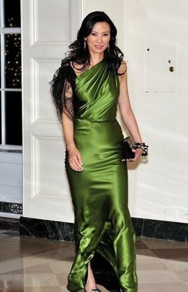 邓文迪真会穿,一袭绿色斜肩连衣裙华丽高级,一般人穿不出这效果