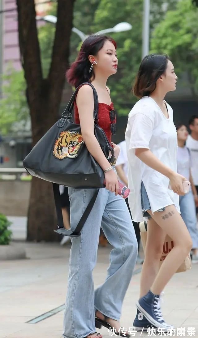 卡其色 时尚牛仔打底裤搭配甜美上衣,修身加细腿,打造比较复古风格