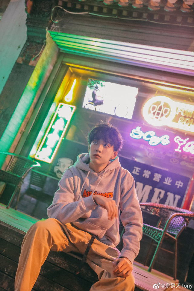 当粉丝太难了，没完成任务就要受处罚，当红爱豆行为引热议