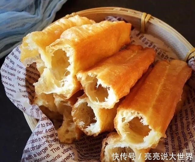 油条|油条店大厨教你炸油条，不放酵母，个个金黄酥脆，凉了也是软乎的