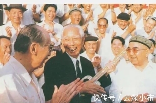 步枪体#王震将军6幅“步枪体”书法罕曝,线条粗朴少灵活,却被赞为绝唱