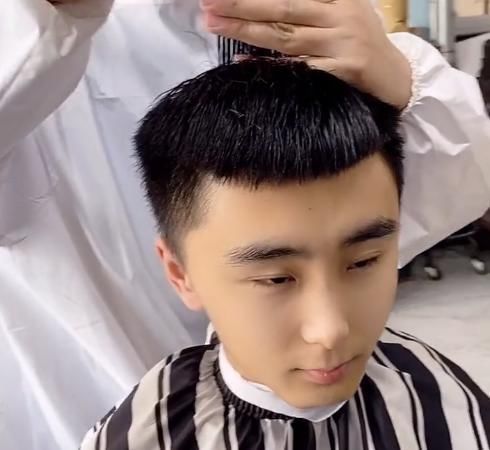 女生|小伙换了款社会人发型后,气质瞬间变高冷了,女生:完全不能直视