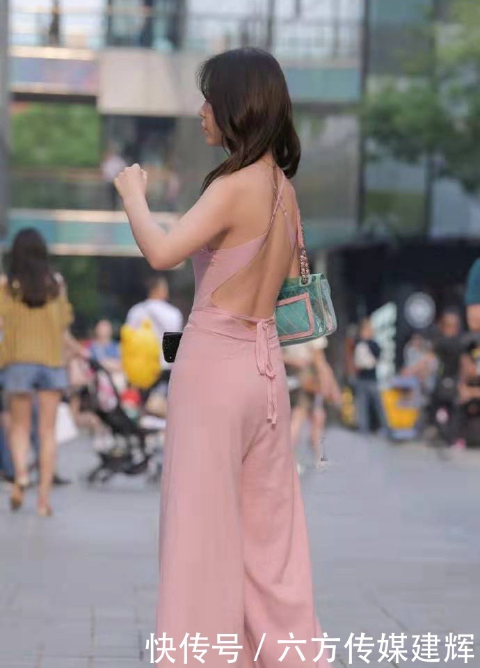 矮个子女生粉色连衣裤+粉色细高跟,尽显俏皮气质