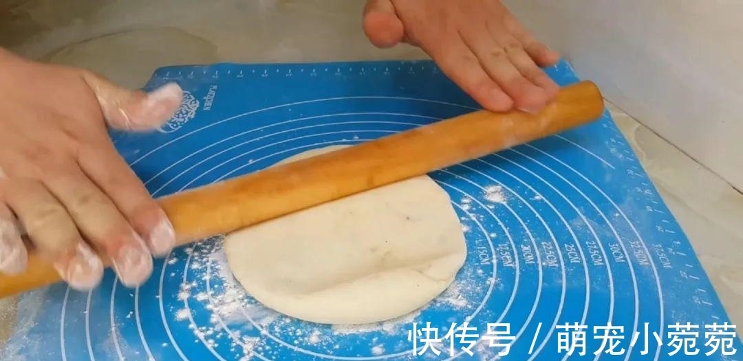 烙饼|烙饼这做法太香了,开水一烫,柔软筋道又多层,出锅孩子都抢着吃