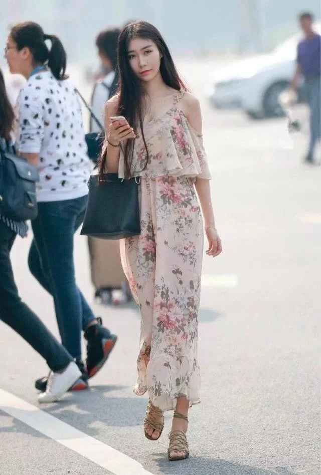 街拍:长长的秀发飘在空中,一身红色的外套十分亮眼,很漂亮