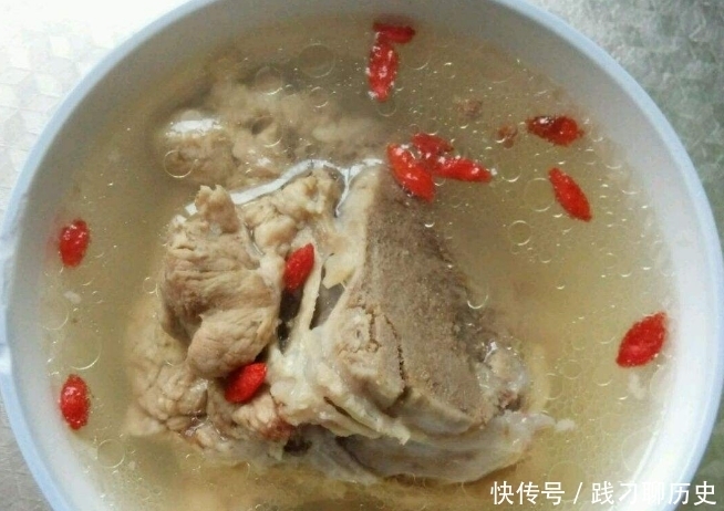 营养|只要是炖骨头汤,洗净后直接炖就错了,要先做2件事,汤才会好喝