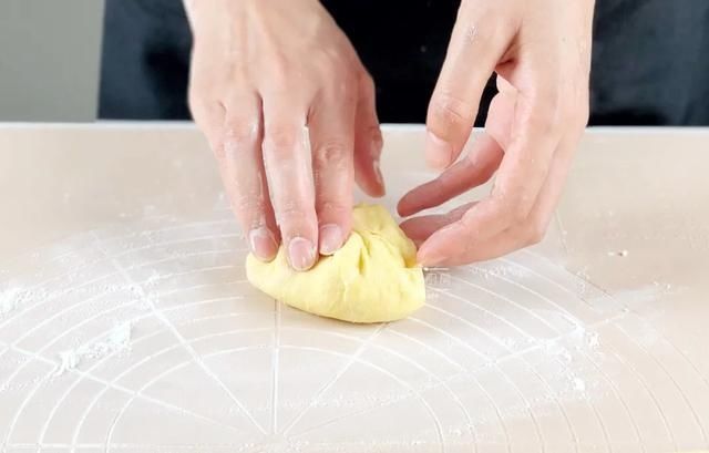 玉米这样做,比面包还好吃,不用烤箱,锅里蒸一蒸就搞定