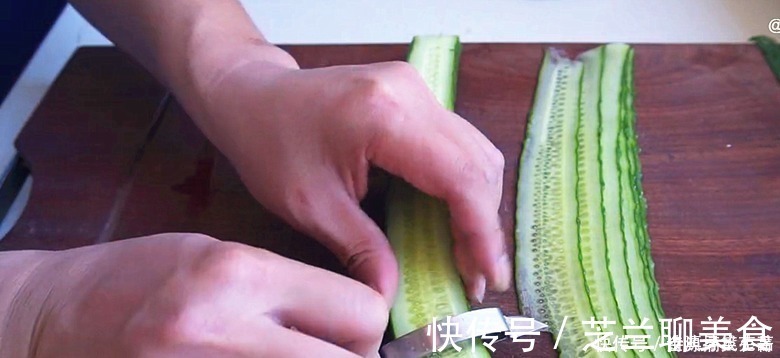 黑暗料理|皮蛋放锅里蒸一蒸,饭店一份要48,在家成本8元,待客有面子