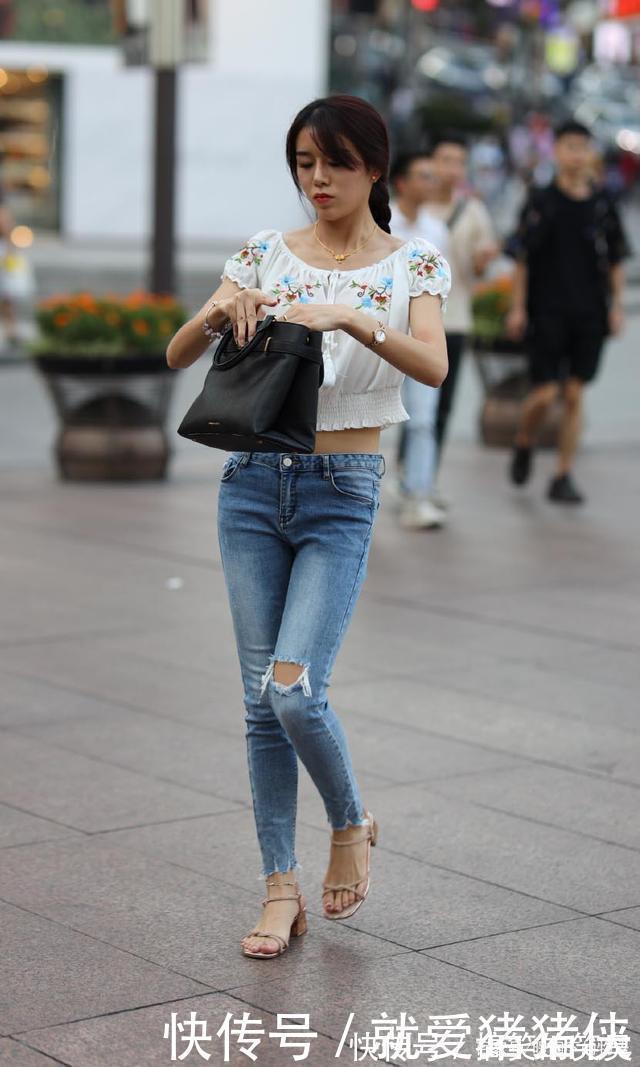穿搭|穿牛仔裤要选个性裤型,再搭配时髦上衣,造型才能显得时尚不俗气