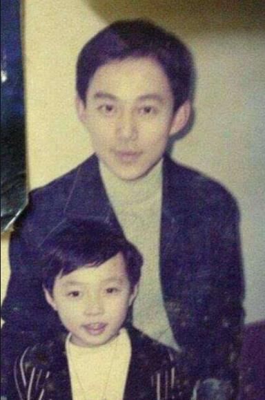 张艺兴|张艺兴资源这么好？六岁参加《快本》与何炅合影，还是艺术节常客