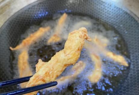 炸小酥肉,用淀粉糊还是面粉糊?大厨教我正确做法,香酥更鲜嫩