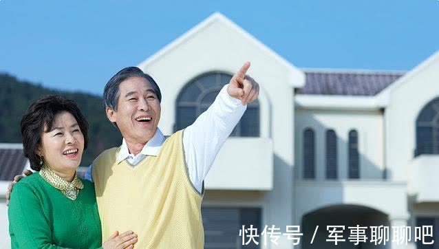 老夫老妻|60岁夫妻还共住一屋，是夫妻情深还是条件不允许？