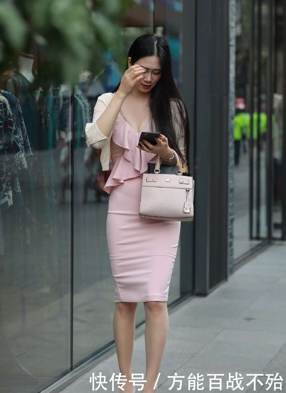 街拍：优雅成熟的小姐姐，身穿粉色吊带裙+短款开衫，简单又好看