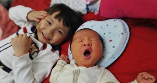 人心|2岁姐姐午睡被弟弟吵醒，姐姐反应让人心暖，看完想要孩子