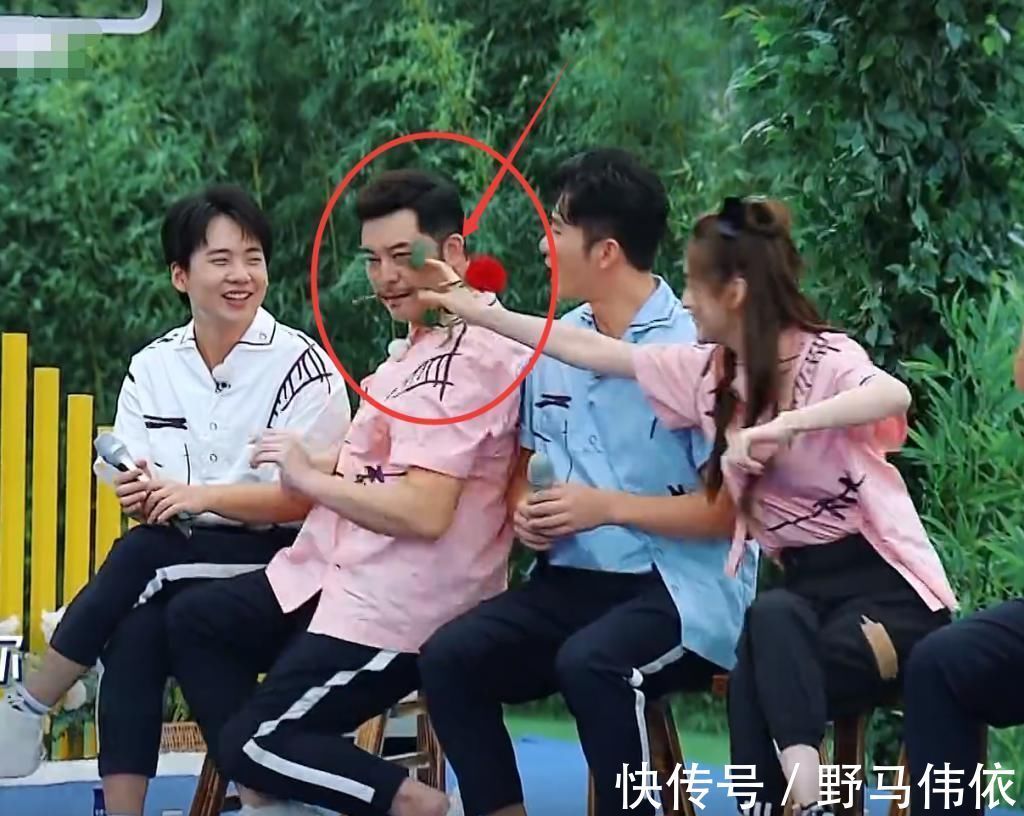 玫瑰花|蔡徐坤略过baby,把玫瑰花给沙溢以为没事,谁知baby手部举动真实了