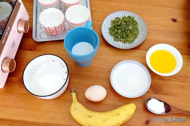 香蕉葡萄干做成蛋糕更好吃，不用打蛋器，小朋友都能轻松做