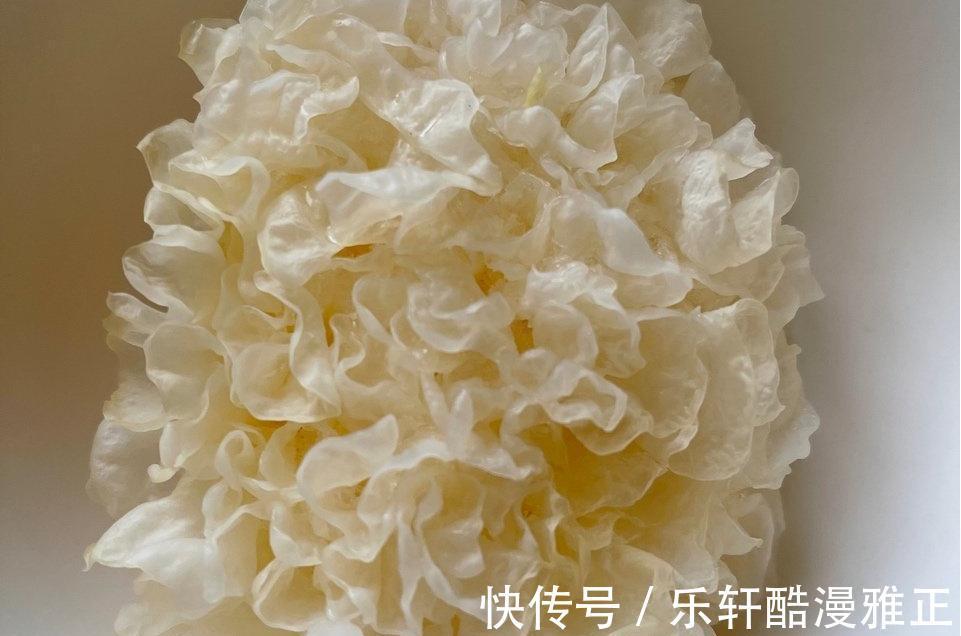 天凉多喝银耳汤，滋补身体好，牢记3技巧，软糯黏稠，出胶快又多