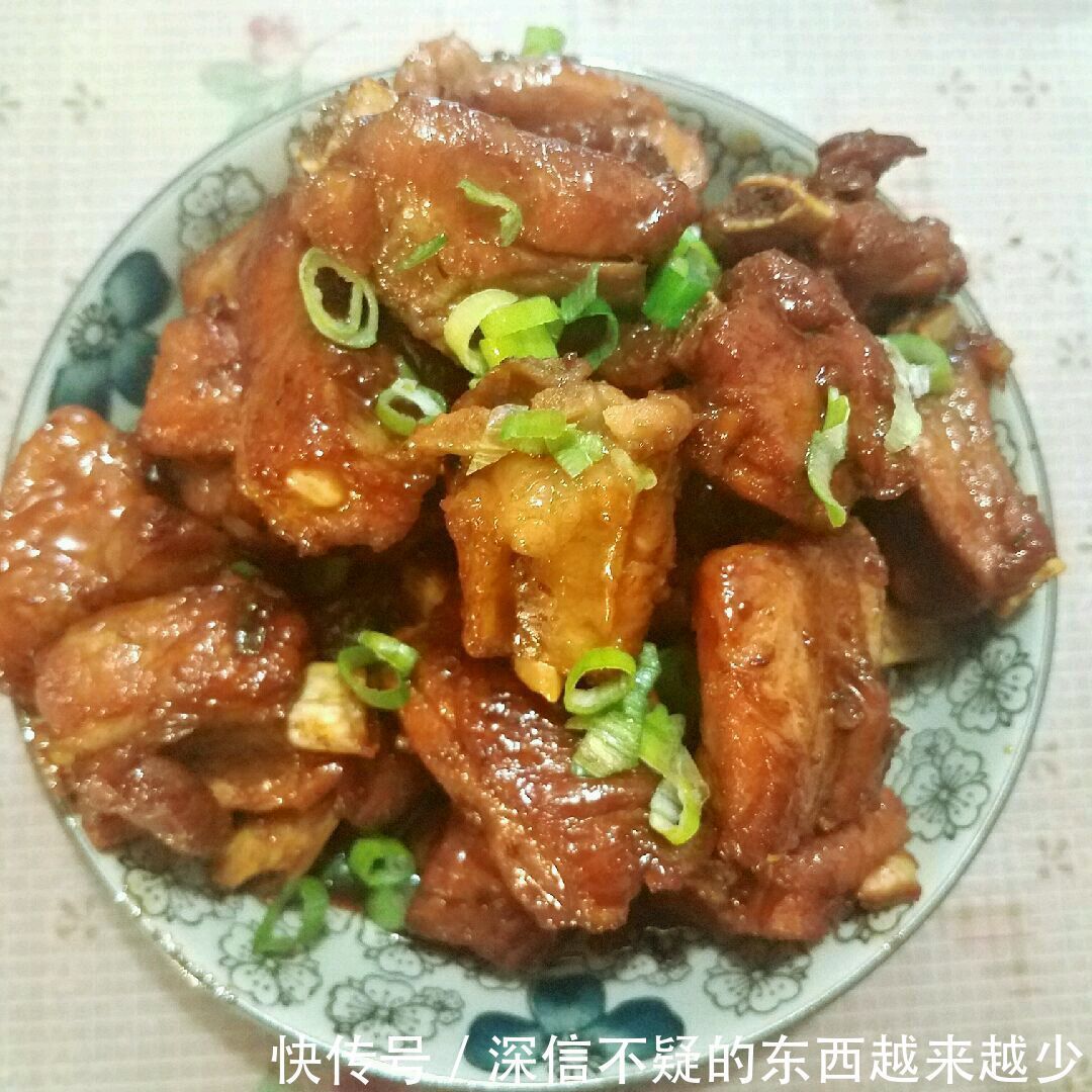 做糖醋排骨，先放醋还是先放糖多数人不注意，难怪口感差还发黑