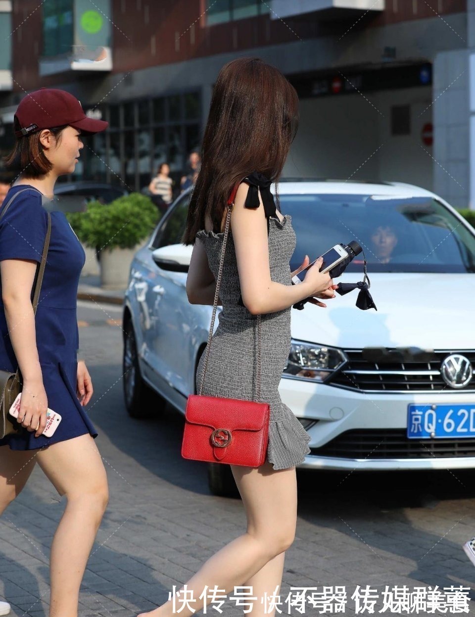 美女 白色背心吊带镂空面料美女搭配“浅色牛仔裤”，时尚又漂亮显身材