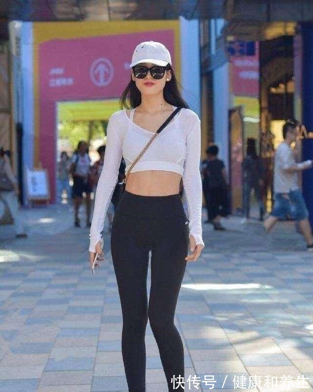 子女生 水晶粗跟高跟鞋搭配蓝色高腰打底裤,凸显女性修长身材,气质十足!