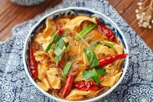 粉条|干豆腐别再炒着吃了，加一把粉条，香辣好吃，汤汁浓郁，没肉也香
