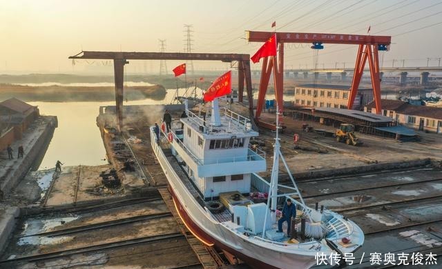 见过海洋牧场看护船建成后下水的场景吗？这才叫迷人的风景线