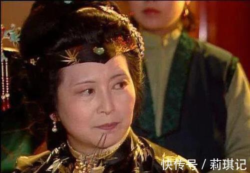 王夫人|贾母为何要当众责骂袭人,王夫人说情也没用,答案藏在这出戏文中