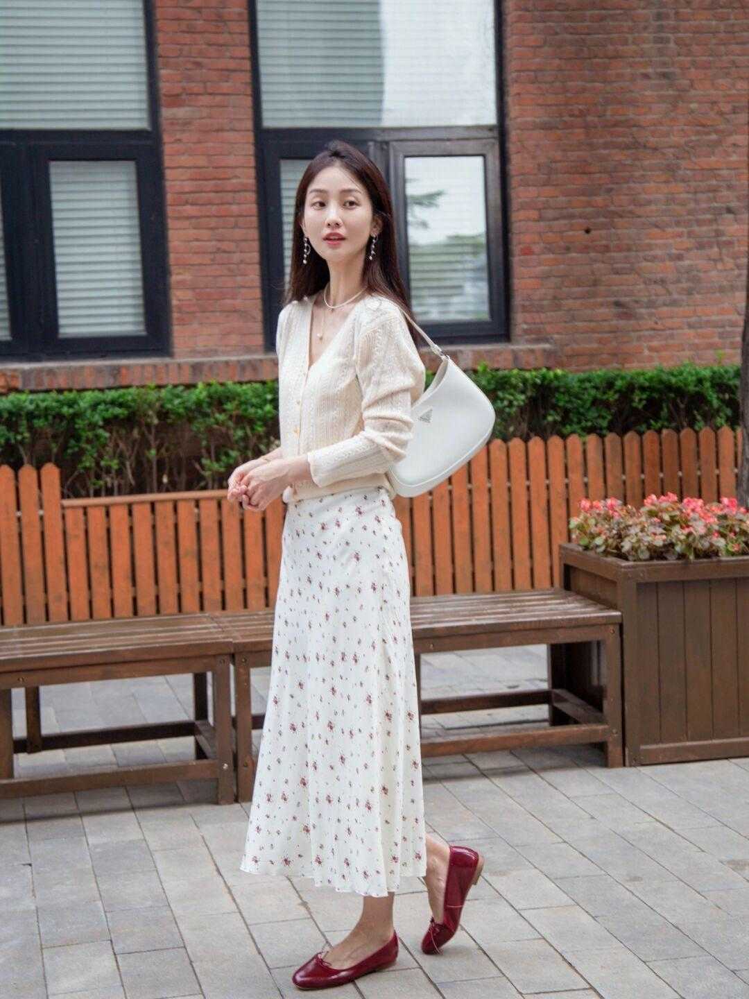 淑女鞋|原来秋天的正确打开方式是这样的,针织衫搭配裙子,温柔到骨子里了