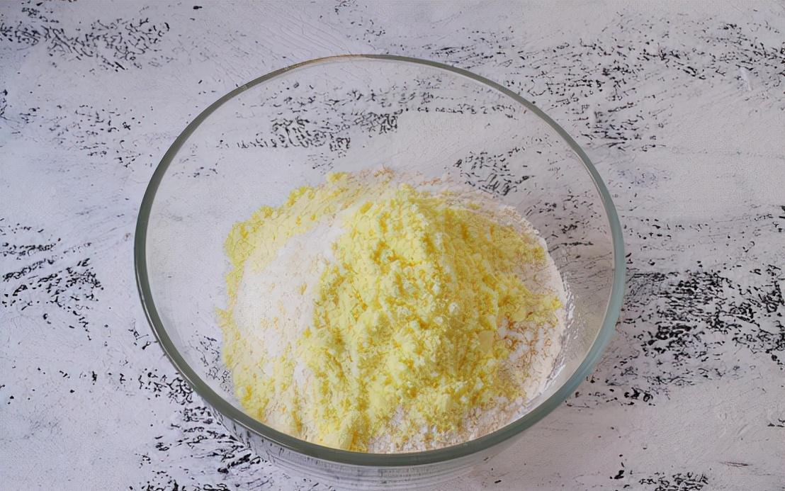 1碗糯米粉加上半勺红糖,做一份好吃解馋的小吃,软糯好吃