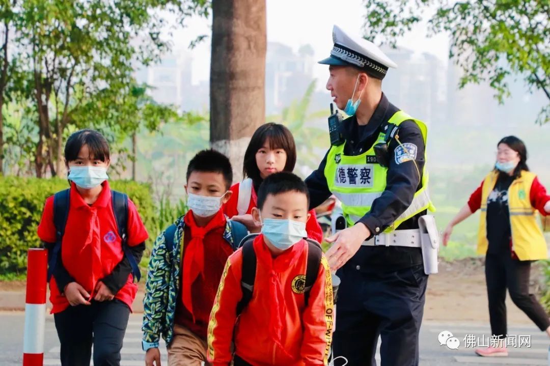 开学日，佛山一小学生抽到校长发的红包，打开后全年级沸腾了！