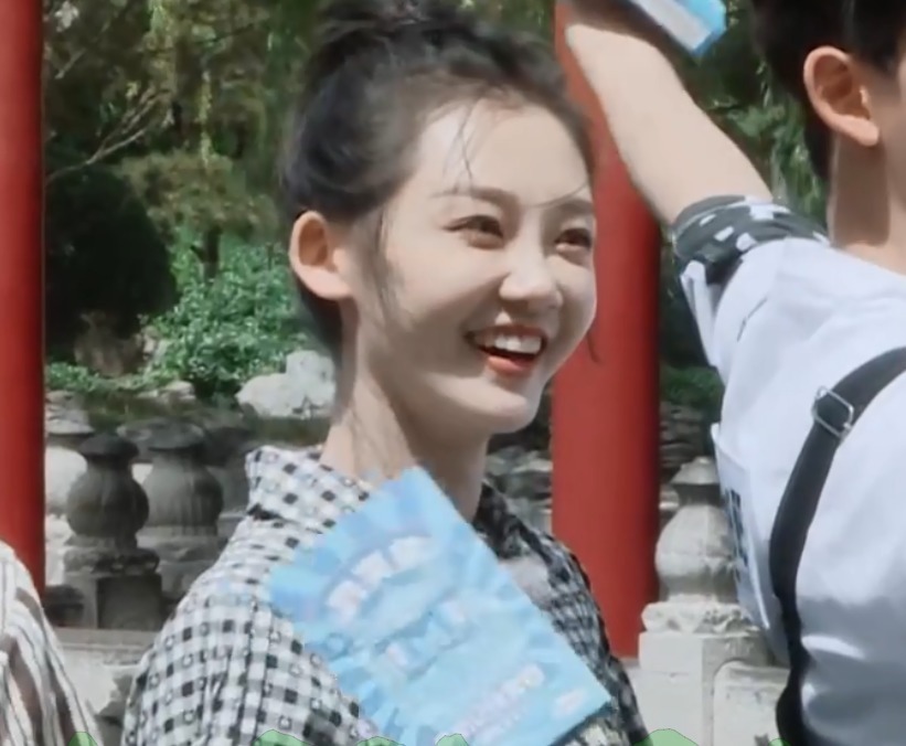 本以为苗苗长相一般,当她和baby同框时,才知道是郑恺眼光有多好