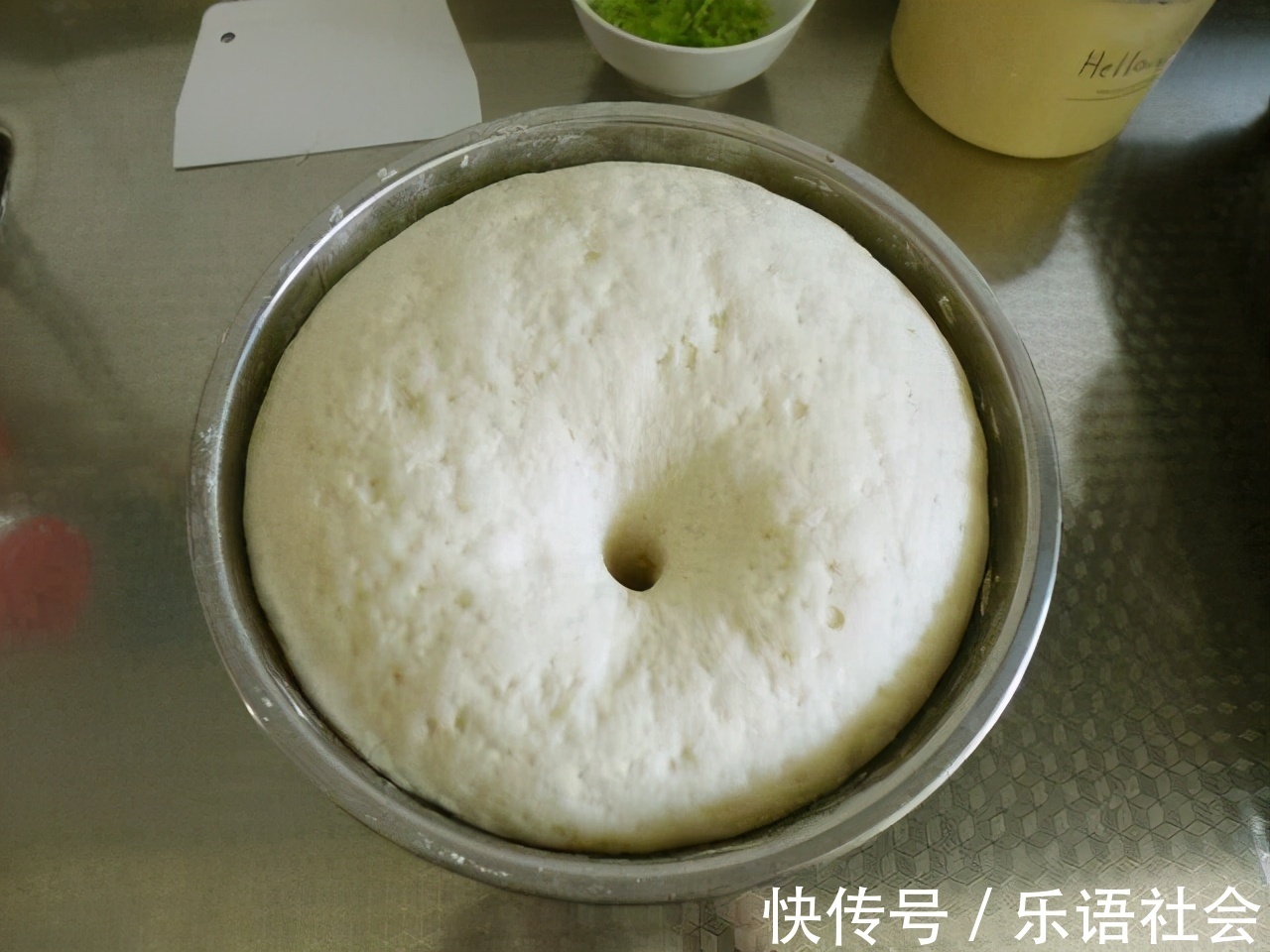 面团|面粉别蒸馒头了，手把手教你做葱香花卷，一压一卷层次多