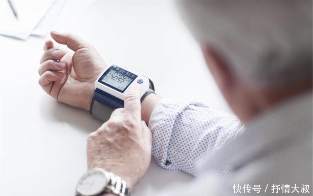 血压不对称|左手血压比右手高怎么回事?帮你分析了,可对照自查