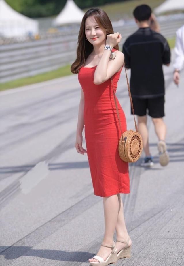 一件色彩艳丽的裙子,往往蕴含着它的魅力,衬托出女人味